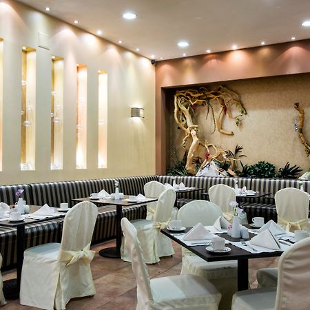 Premier Luxury Mountain Resort Bansko Exterior foto The interior of a restaurant in the hotel