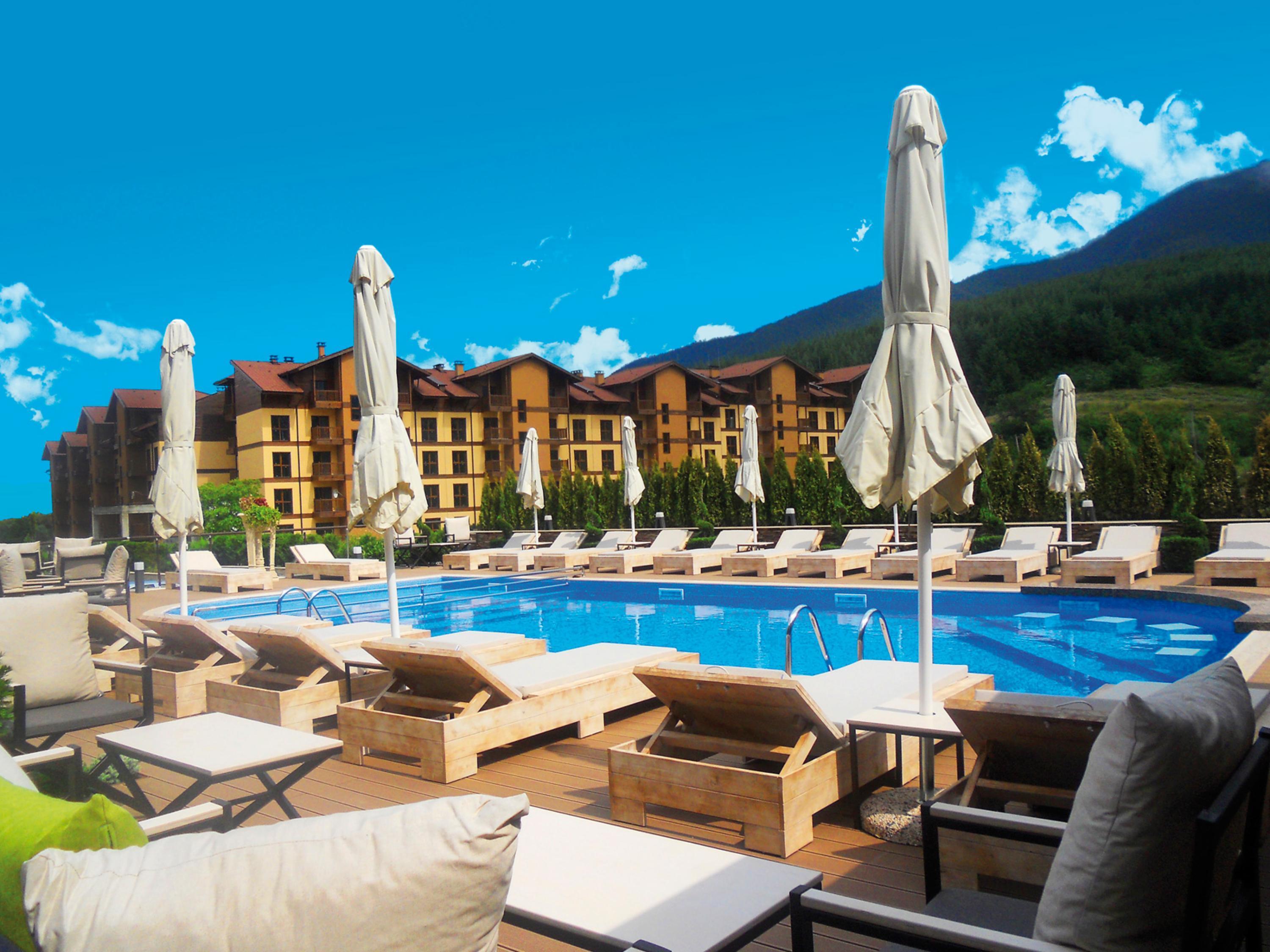 Premier Luxury Mountain Resort Bansko Exterior foto The swimming pool at the complex
