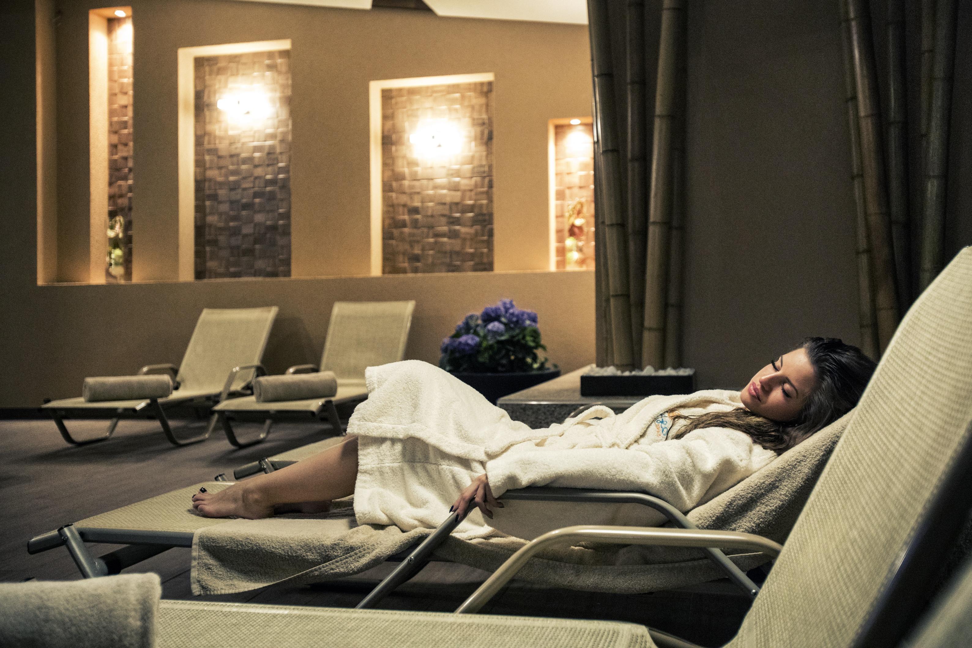Premier Luxury Mountain Resort Bansko Exterior foto A woman relaxing in a spa