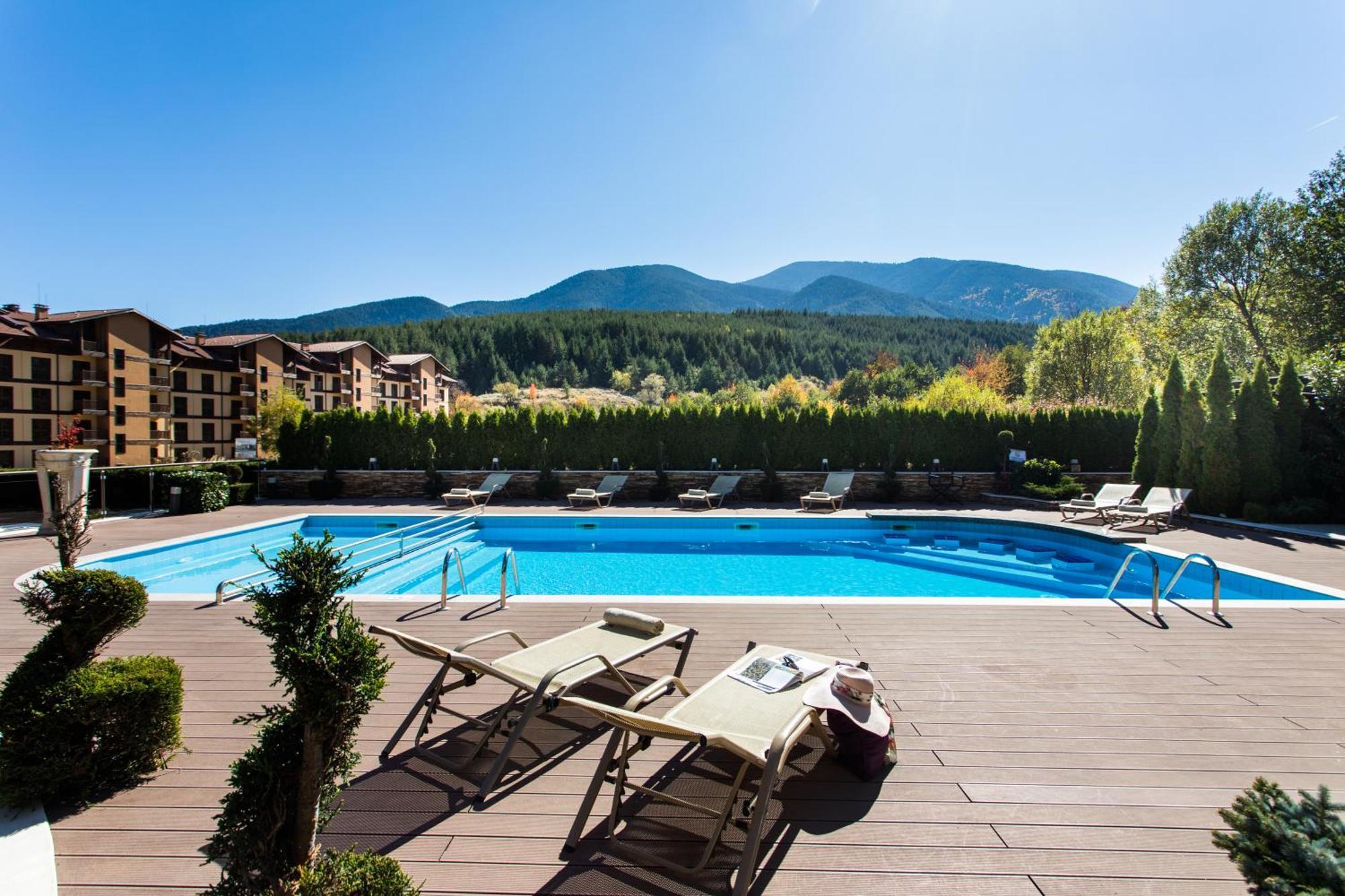Premier Luxury Mountain Resort Bansko Exterior foto The swimming pool at the complex