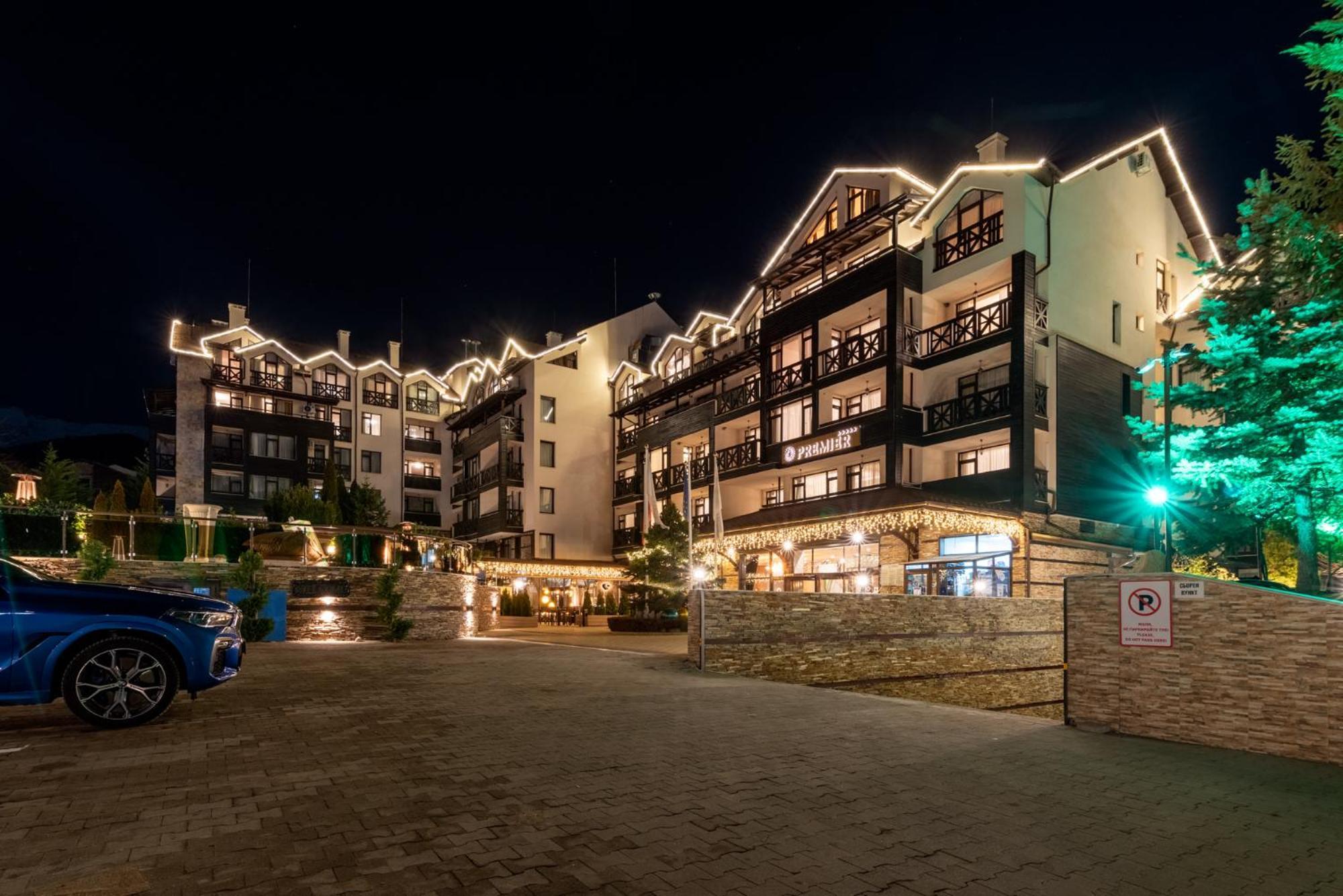 Premier Luxury Mountain Resort Bansko Exterior foto The hotel at night