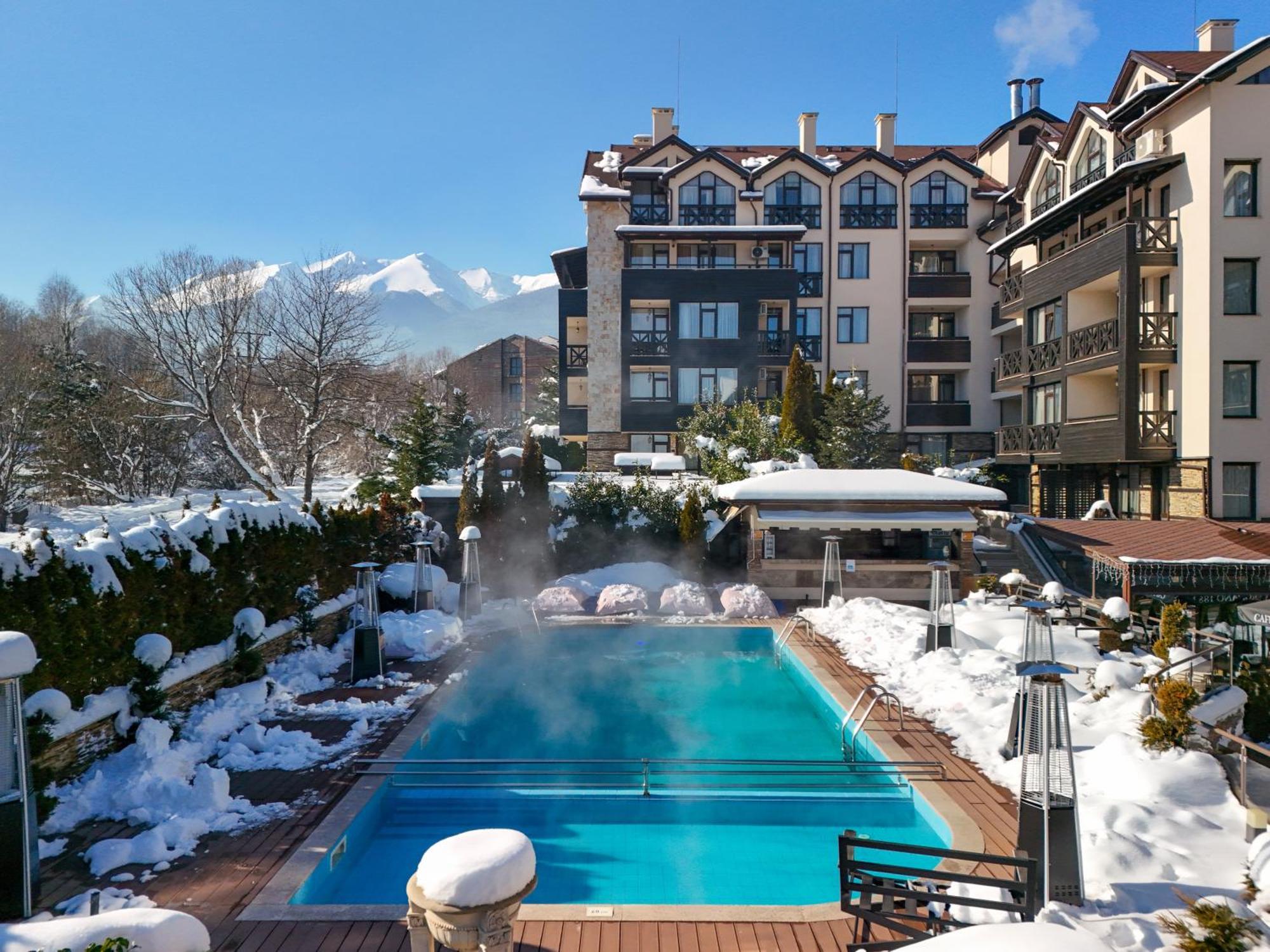 Premier Luxury Mountain Resort Bansko Exterior foto The swimming pool at the hotel