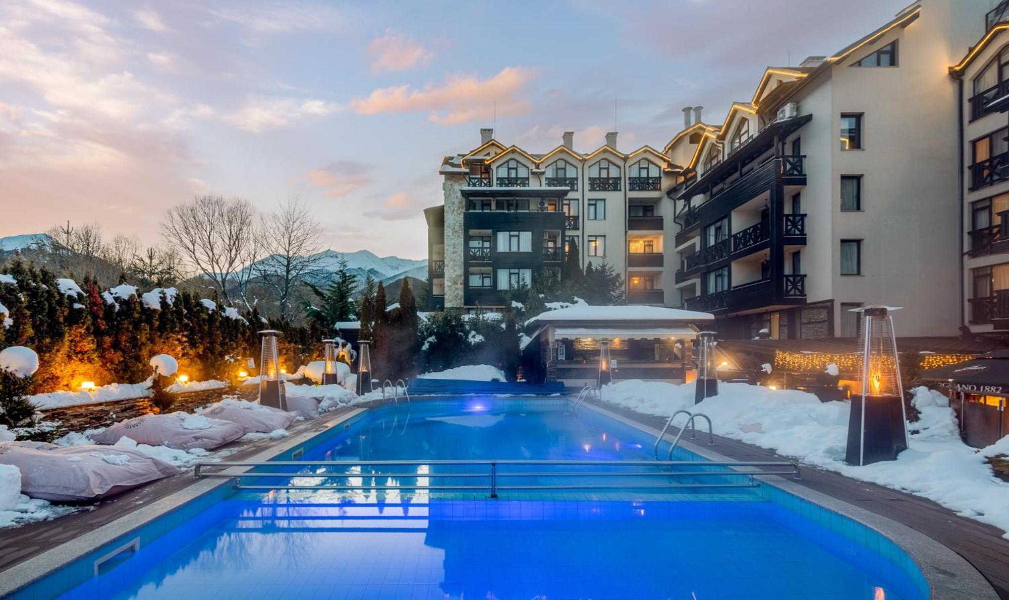 Premier Luxury Mountain Resort Bansko Exterior foto The swimming pool at the hotel